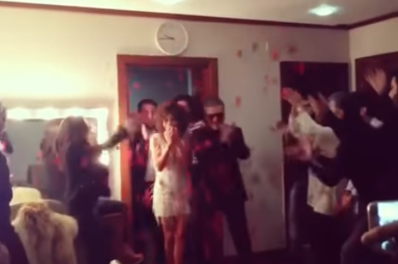 Röya gül yağışına tutuldu: