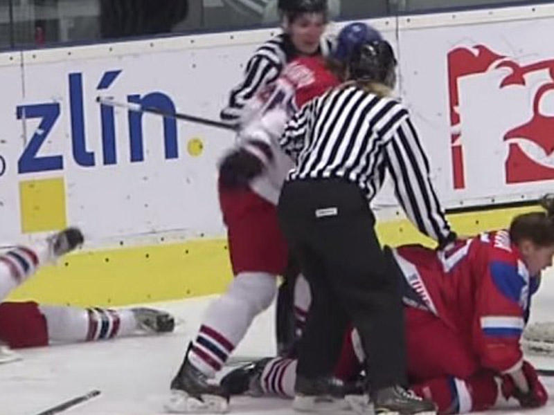 Rusiyalı hokkeyçi qızlar çexiyalı rəqibləri ilə əlbəyaxaya çıxdılar - VİDEO