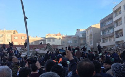 İstanbulda bina çöküb, 1 nəfər ölüb, 5-i yaralanıb