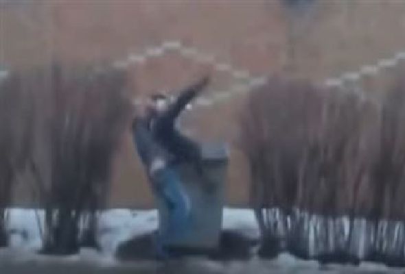 Xəyanətə görə qızı zibil yeşiyinə atdı – VİDEO