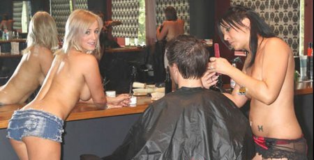 Moskvada çılpaq qızların saç kəsdiyi kişi salonu aşkarlandı - VİDEO