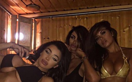 Əxlaqsızlığı ilə ad çıxaran ulduz rəfiqələri ilə saunada - FOTO