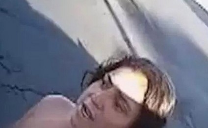 Zorlandığını deyən çılpaq qadın polis maşınını oğurladı - FOTO