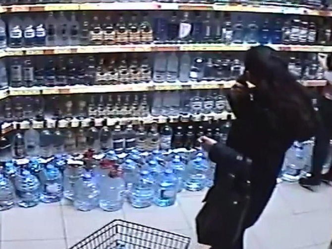 Bakıda gənc qızın marketdən oğurluğu kameraya düşdü – VİDEO