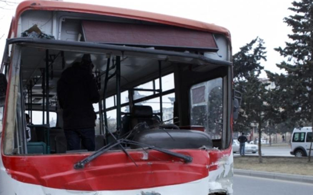 Bakıda daha bir avtobus qəzası — 5 avtomobil toqquşdu