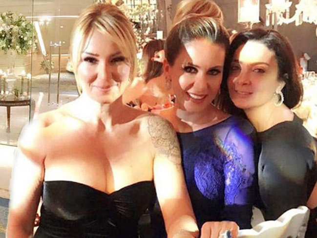 Aktrisanı sinə dekoltesinə görə yıxıb-sürüdülər - FOTOLAR