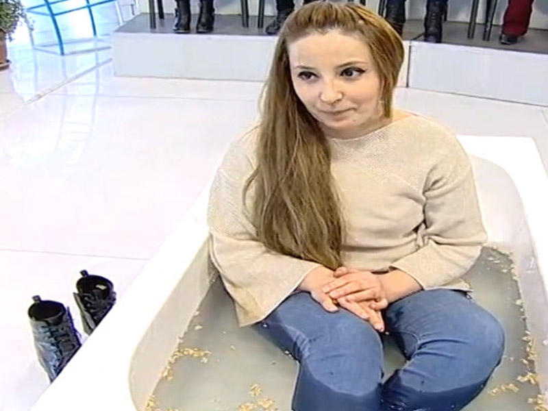 Azərbaycan efirində İLK: Xanım canlı yayımda suyla dolu vannaya girdi - VİDEO - FOTO