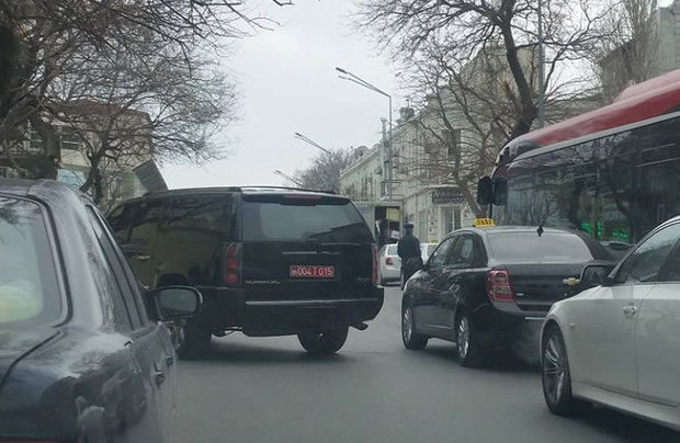 Bakıda Rusiya səfirliyinin avtomobili qaydaları belə pozdu – FOTO
