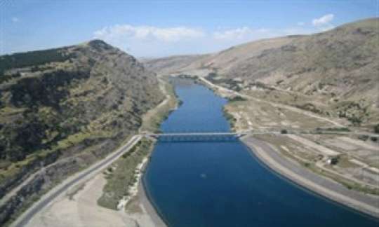 Dünyanın ən iti axan çayının üstündə oturdu - MÖCÜZƏ