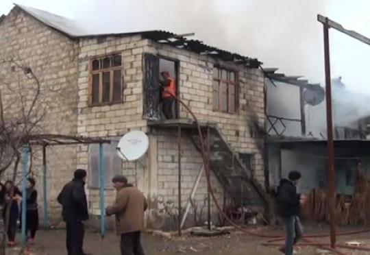 “Oğlum qışqırdı ki, evdən tüstü çıxır” - 7 ailənin yaşadığı bina yandı