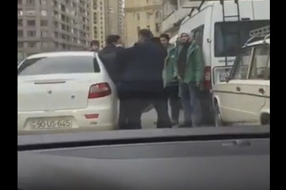 DƏHŞƏTLİ GÖRÜNTÜLƏR ! Bakının mərkəzində oğlanı zorla belə qaçırtdılar - VİDEO