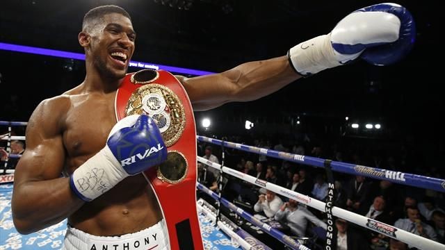 Məşhur idmançını məsciddə görənlər ETİRAZA qalxdı - FOTO