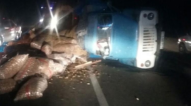 Yük maşını aşdı - 5 ton kartof yola töküldü