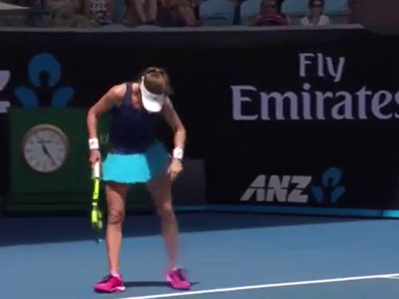 Kəpənək tennisçinin elə yerinə girdi ki... - VİDEO