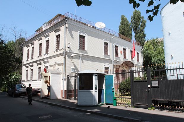 İsveçrədə Türkiyə baş konsulluğuna hücum olub