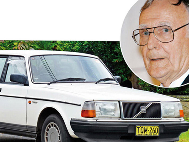 42 milyardı var, 20 ildir eyni maşını sürür