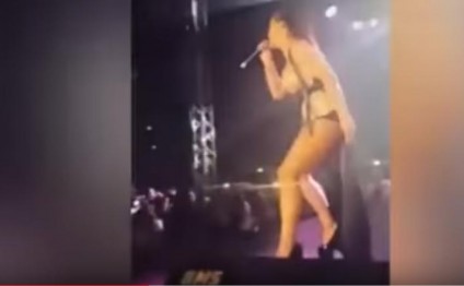Konsert zamanı müğənninin sinəsi göründü - video