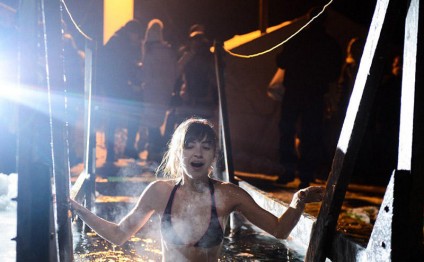 Avropalılar donur, ruslar isə buzlu suda çimirlər - FOTOLAR