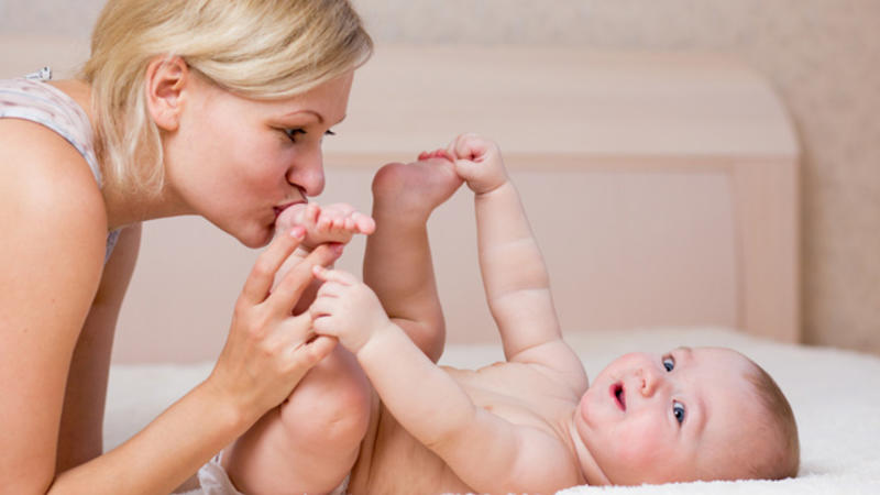 Körpələri bu nahiyələrdən öpməyin!