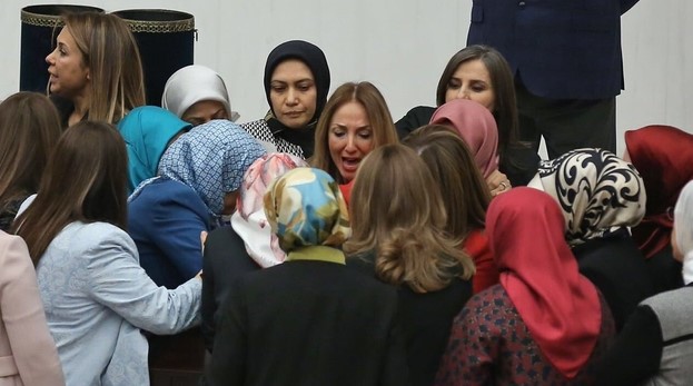  Qadın deputatlar saçyolduya çıxdı: Parlamentdəki davadan FOTOLAR