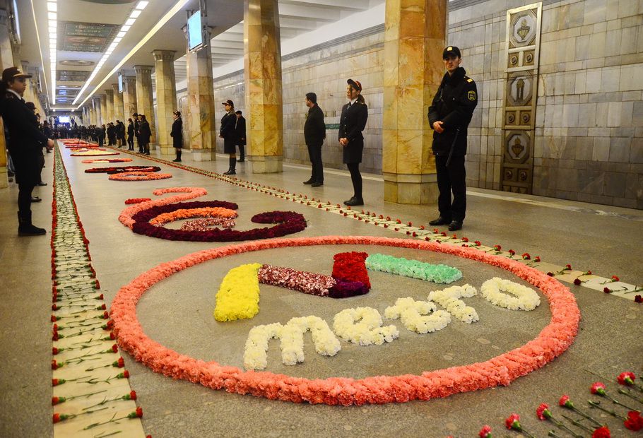 “20 Yanvar” metro stansiyası qərənfillərə büründü