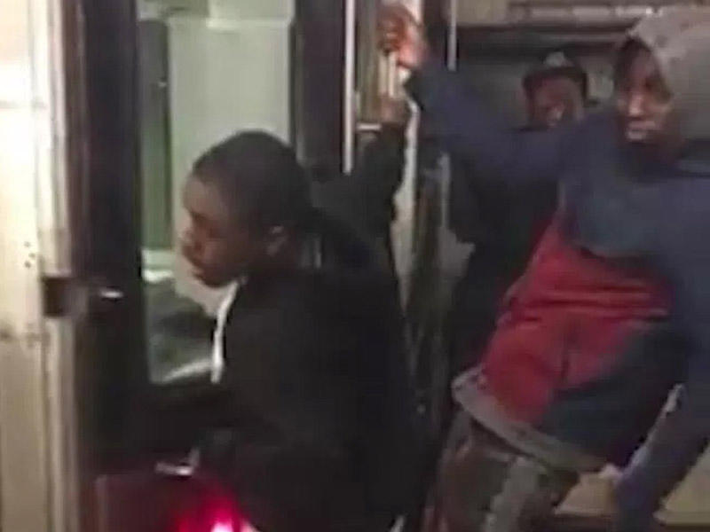 Metroda qorxulu anlar: minməyə yer tapmadılar, vaqondan sallandılar - VİDEO - FOTOLAR