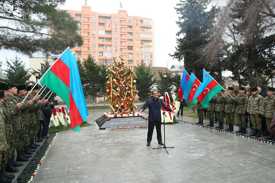 Binəqədi rayonunda “Güllə Yağışı” abidəsinin önündə 20 Yanvar şəhidlərinin xatirəsi anıldı