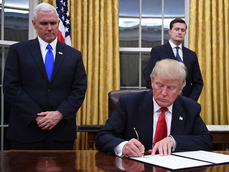 Tramp ilk fərmanlarını imzaladı: Obamanın göstərişləri ləğv olunur - FOTOLAR