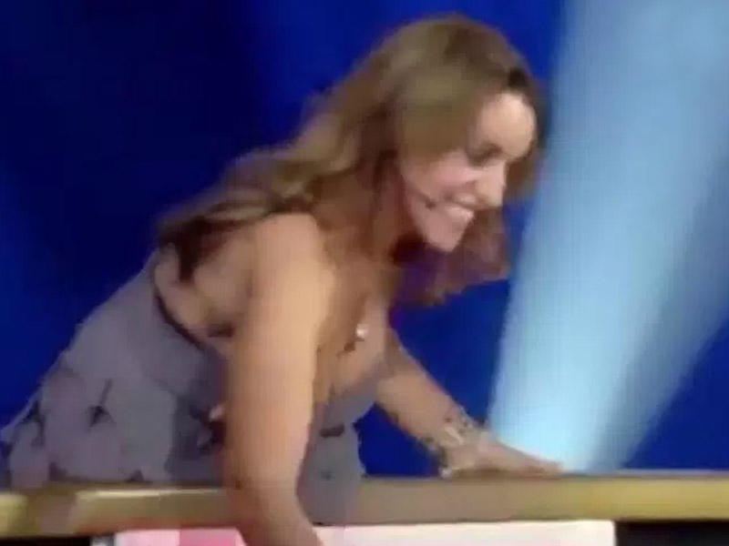 Açıq libası iştirakçını pis vəziyyətdə qoydu - VİDEO