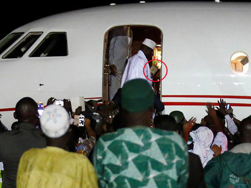 Keçmiş diktatordan ŞOK ADDIM - Əlində Quran, amma təyyarəsində... - FOTOLAR