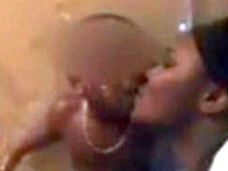 DƏHŞƏT ! Canlı yayımda uşağının ağzını bağlayıb divardan asdı - VİDEO - FOTO