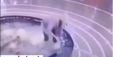 Başı telefona qarışdı, biabır oldu - VİDEO