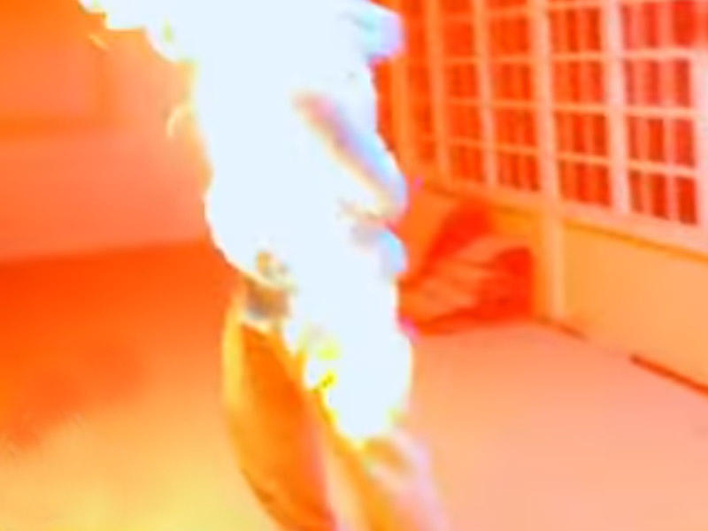 Aparıcı qonağını canlı yayımda yandırdı - VİDEO