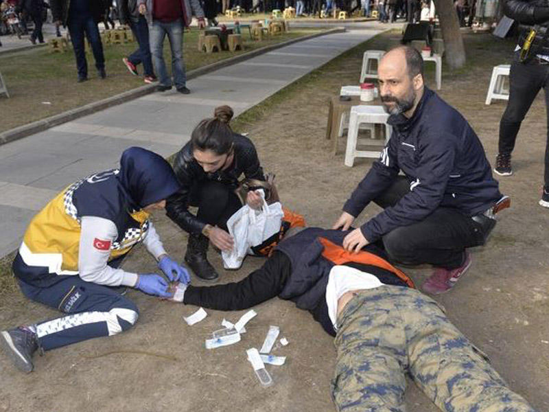 Məhkəmə binası yaxınlığında qarşıdurma: Polis havaya atəş açdı - FOTOLAR