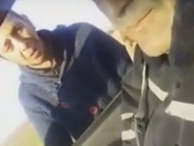 Azərbaycanda yol polisi sürücünü ələ salıb ağlatdı - VİDEO çəkib sevgilisinə göndərdi