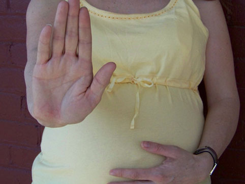 Kişi hamilə olan sürücü qadını küçədə DÖYDÜ