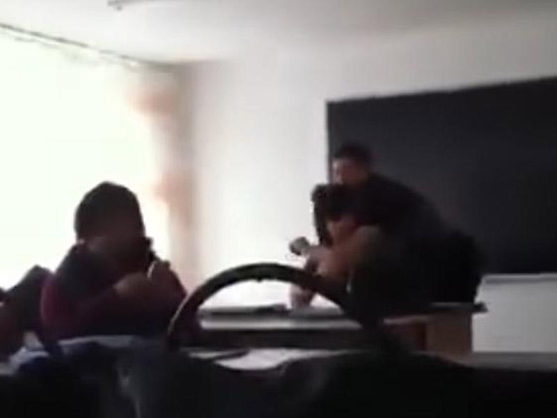 Məktəbdə BU DA OLDU: Şagirdlər qadın müəllimi... - VİDEO