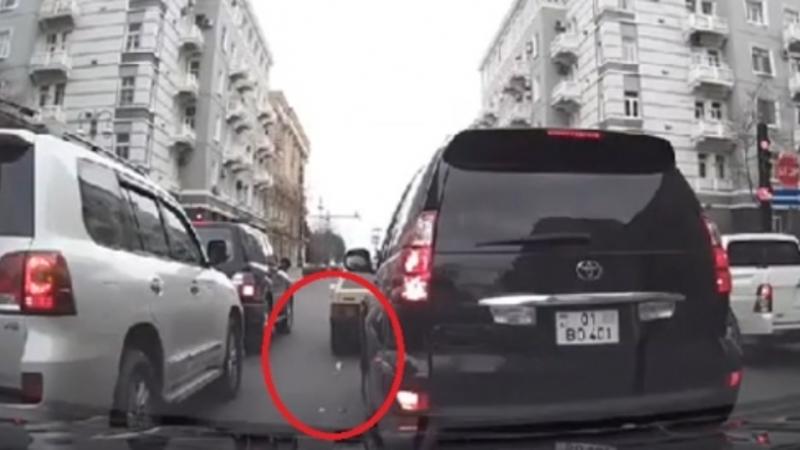 Bakıda küçəni zibilləyən sürücü cəzalandırıldı - VİDEO