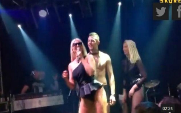 Xanım müğənnidən səhnədə SEKSUAL HƏRƏKƏT: Oğlan fanatını soyundurdu və... - VİDEO (18+)