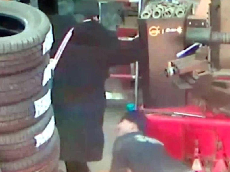 Avtomobil ustası gənc qadını baldırından dişlədi - Polisə ifadəsi ŞOK ETDİ - VİDEO