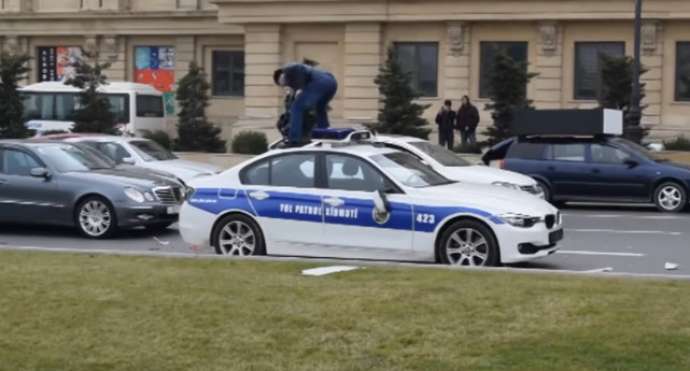 Polis maşınını əzənə hökm oxundu - VİDEO