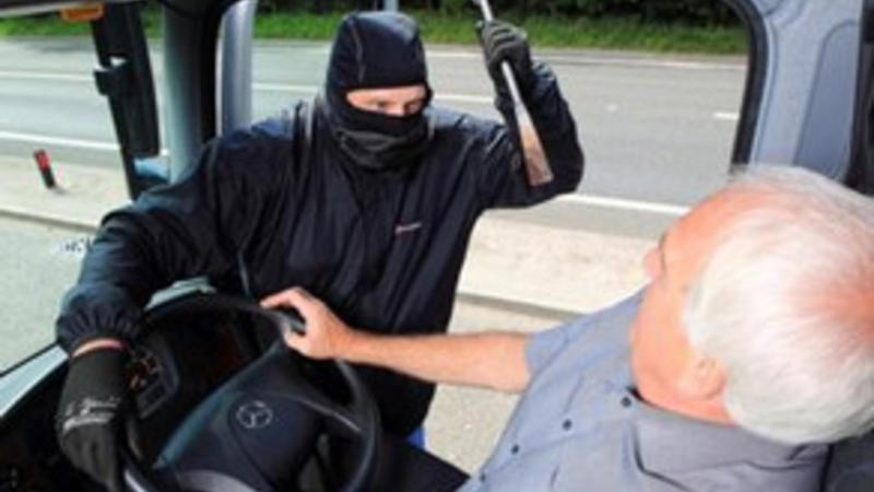 Sürücüyə hücum edib, paltarlarını soyundurdular