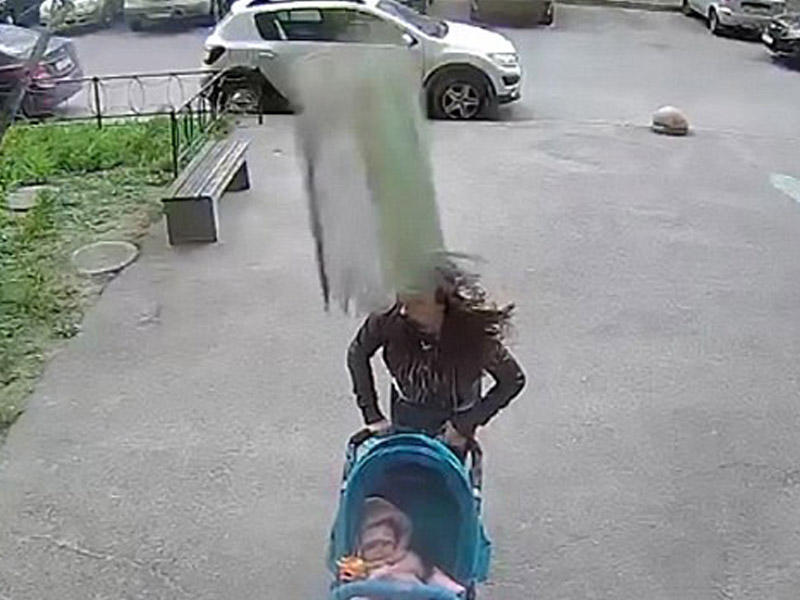 Ana və qızın başlarına beton düşdü - 