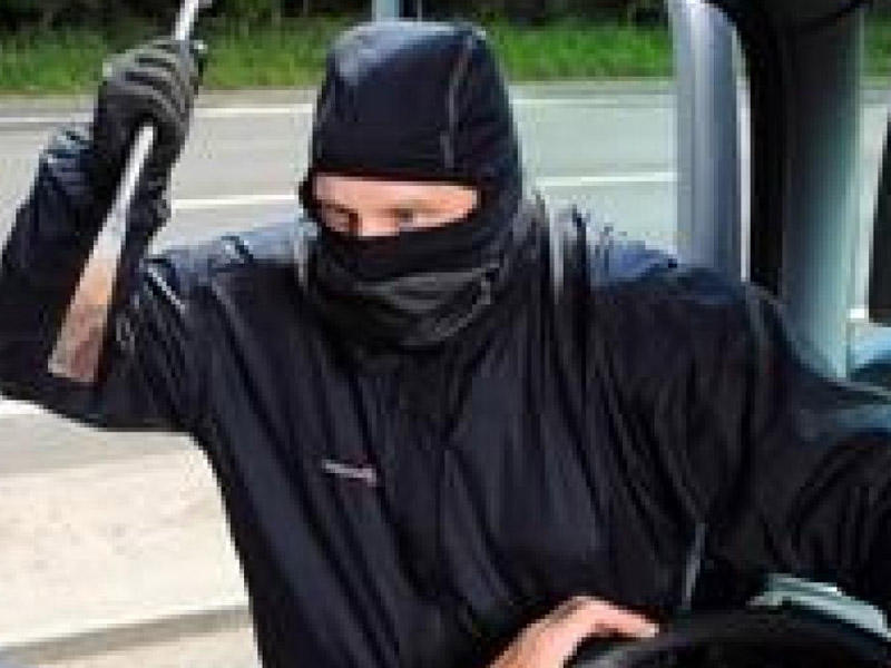 Lerikdə sürücüyə hücum edib paltarlarını soyundurdular - YENİLƏNİB