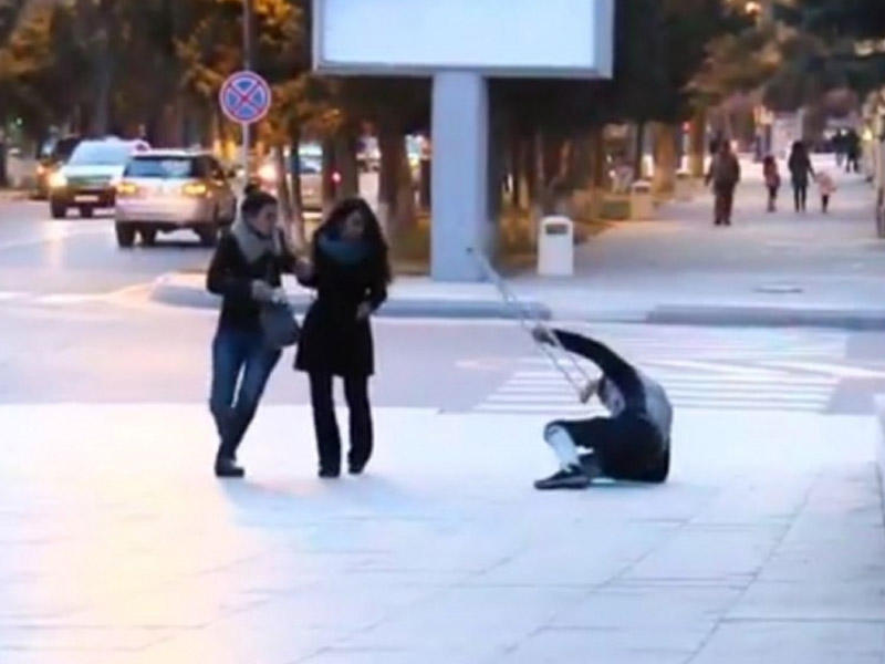 Bakıda yıxılan əlilə insanların reaksiyası - VİDEO