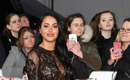 Şəffaf libası alt paltarsız aktrisanı biabır etdi - FOTO