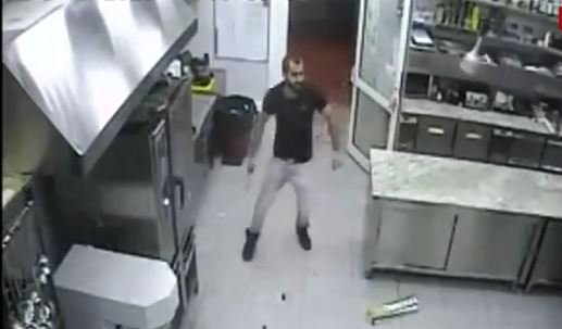 Bakıda ŞOK! Məmur oğlu ofisiantı belə bıçaqladı +18 VİDEO