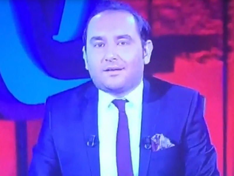 Aparıcı canlı yayımda müxbir sevgilisinə evlilik təklifi etdi - VİDEO