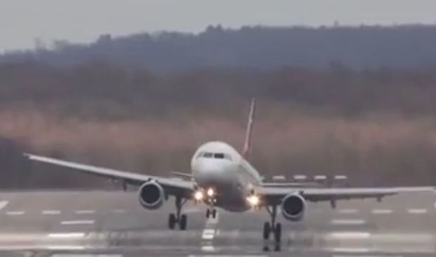 Virtual karabakhyuxarı Türk pilotun güclü küləklə heyrətamiz mübarizəsi – VİDEO