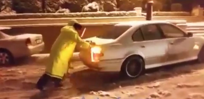 Yol polislərindən fədəkarlıq: maşınları itələdilər, piyadalara kömək etdilər (VİDEO)